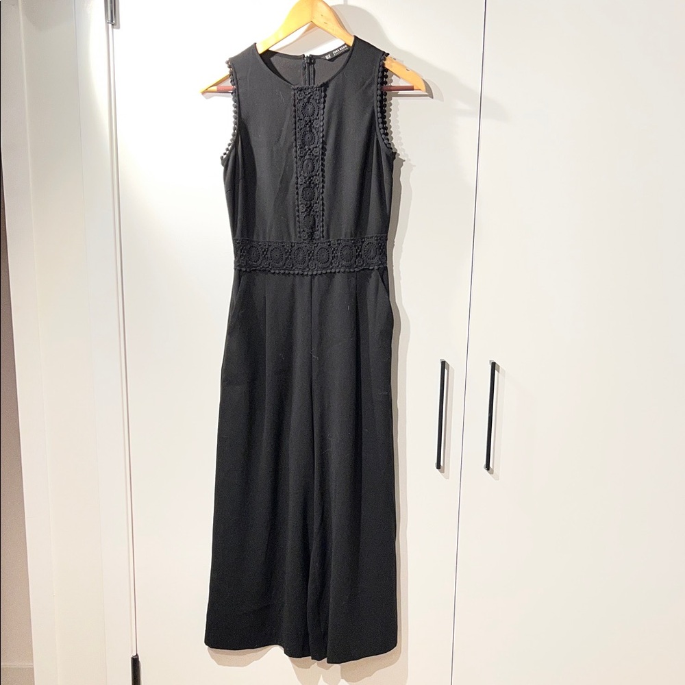 ZARA Basic Black Sleeveless Wide-Leg Jumpsuit with Lace Trim – XS